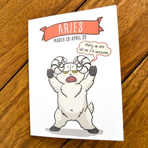 Pu&ograve; includere: Un ariete bianco di cartone animato con un fumetto che dice "Hurry up and tell me I'm awesome". L'ariete ha un'espressione scontrosa e sta in piedi con le braccia alzate. Il testo "Aries March 20-April 20" &egrave; sopra l'ariete.