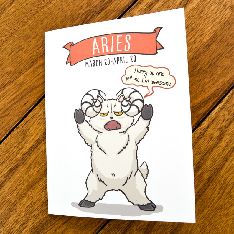 Pu&ograve; includere: Un ariete bianco di cartone animato con un fumetto che dice "Hurry up and tell me I'm awesome". L'ariete ha un'espressione scontrosa e sta in piedi con le braccia alzate. Il testo "Aries March 20-April 20" &egrave; sopra l'ariete.
