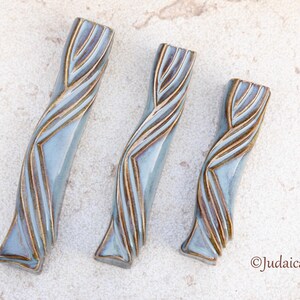 Custodia per Mezuzah realizzata a mano in ceramica 'Kalah' Arte ebraica, marrone-blu, artista israeliano Asaf Man