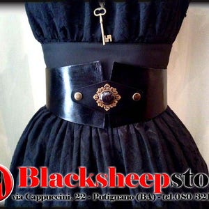 Women&#39;s leather belt with interchangeable central décor via clip buttons, adjustable via rear laces, Made in Italy