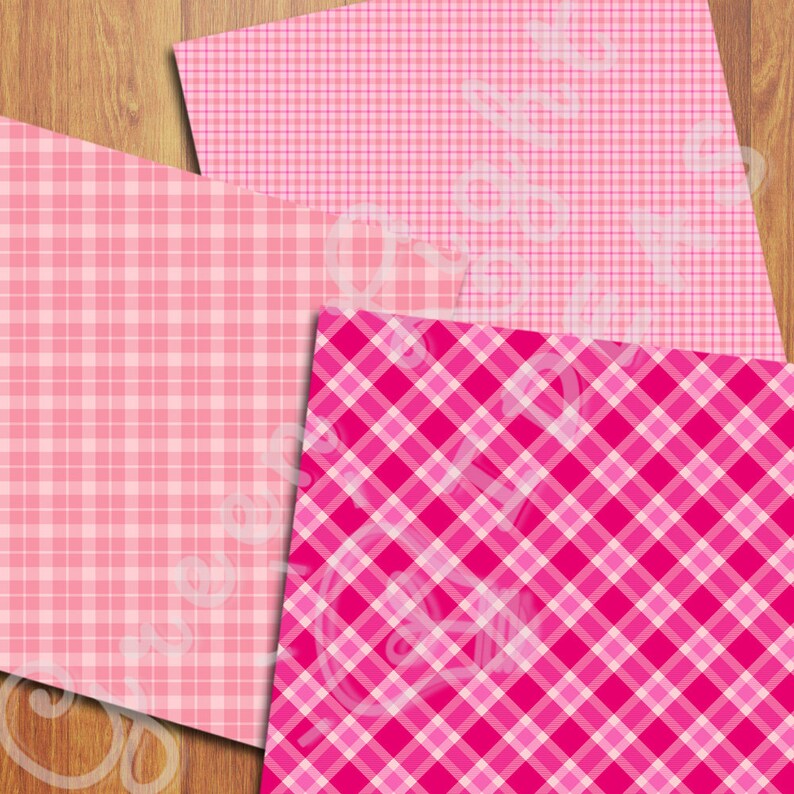 Op de afbeelding: Drie roze en witte geruite papieren. De patronen zijn van verschillende grootte en de kleuren zijn verschillende tinten roze.