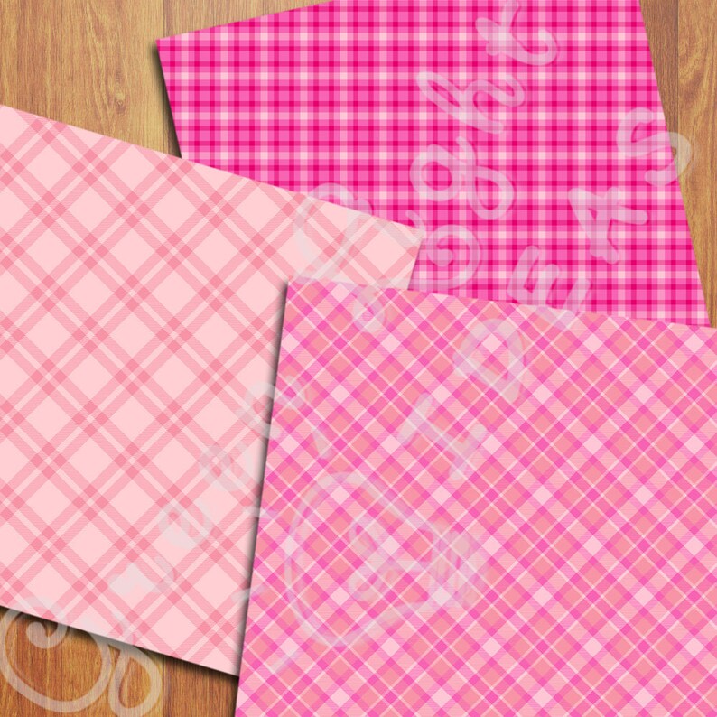 Op de afbeelding: Drie roze en witte geruite papieren. De patronen zijn in verschillende maten en hoeken.