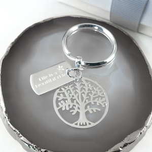 Gepersonaliseerde sterlingzilveren sleutelhanger met levensboom en bericht Tag