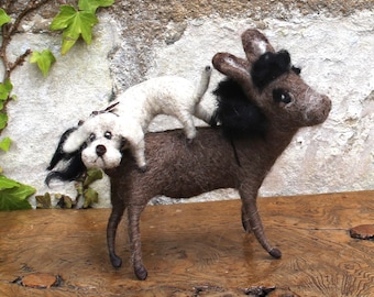 Escultura de burro y perro en fieltro de aguja: una pieza única de arte textil.
