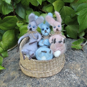 DRIE VILTE KONIJNTJES in een vintage mandje/schattig konijntje/konijn sculptuur/naaldvilt konijn/decoratie kinderkamer/meisjescadeau 'Joy, Ivy and Evie'