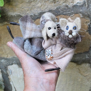 BONECA GATO FELTRADA e Cachorro de Feltro Agulhado em Cesta/Independente/Articulável/Ooak Feito à Mão/Escultura de Feltro/Enfeites de Arte em Fibra &#39;Clarence e Clara&#39;
