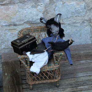 Âne et oiseaux en feutre/poupée aiguilletée/artiste en fibre/sculpture d&#39;âne/sculpture d&#39;animal de compagnie/âne mignon/art oiseau britannique/animal en feutre « Frank and Roy »