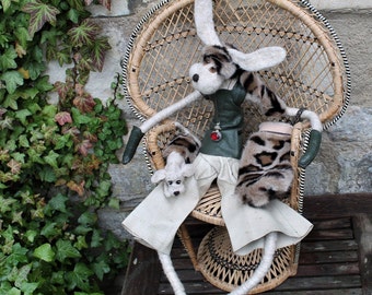 Escultura de liebre de fieltro: Muñeca de arte textil hecha a mano de 50 cm con perro.