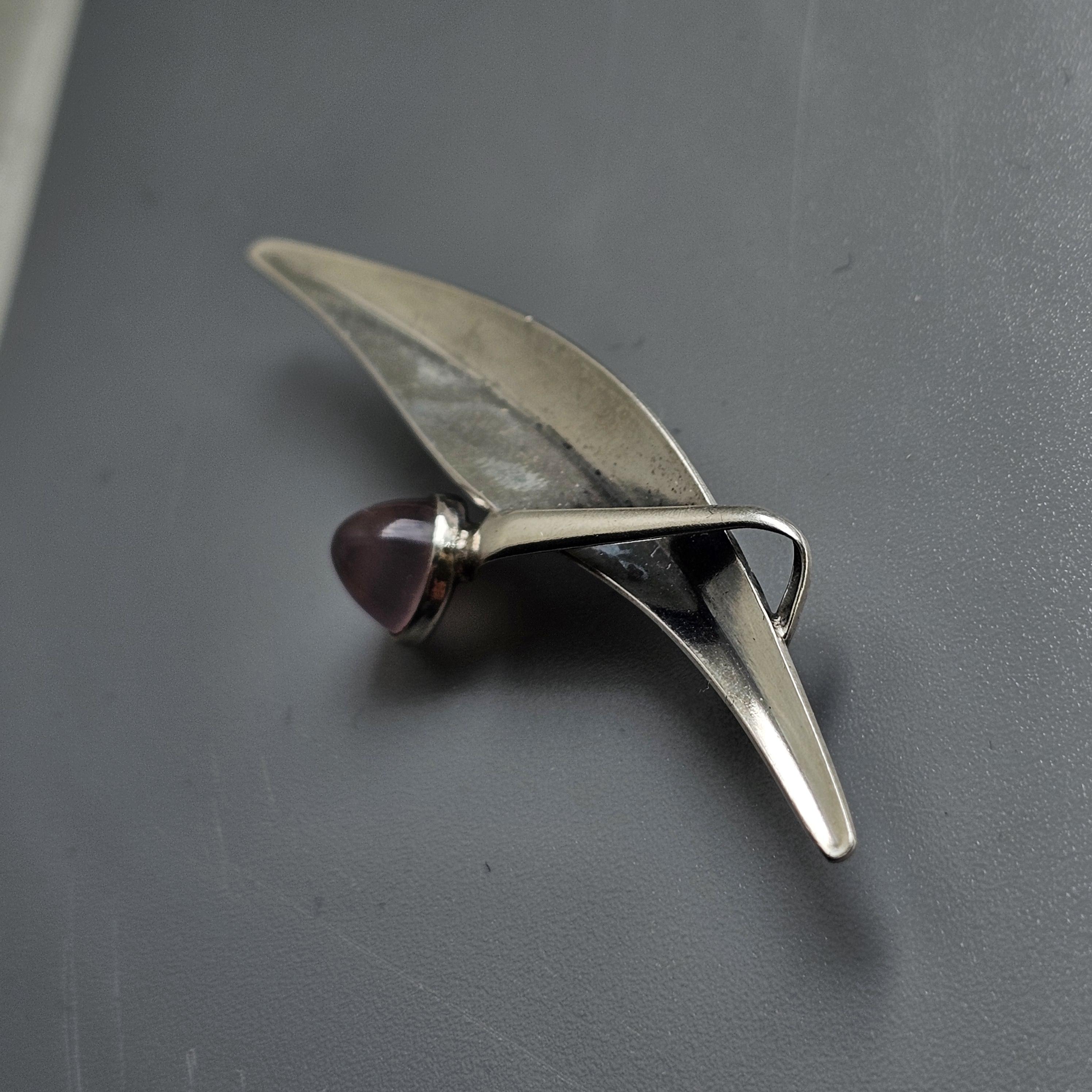 1960年代のヴィンテージモダニストシルバーローズクォーツフラワー