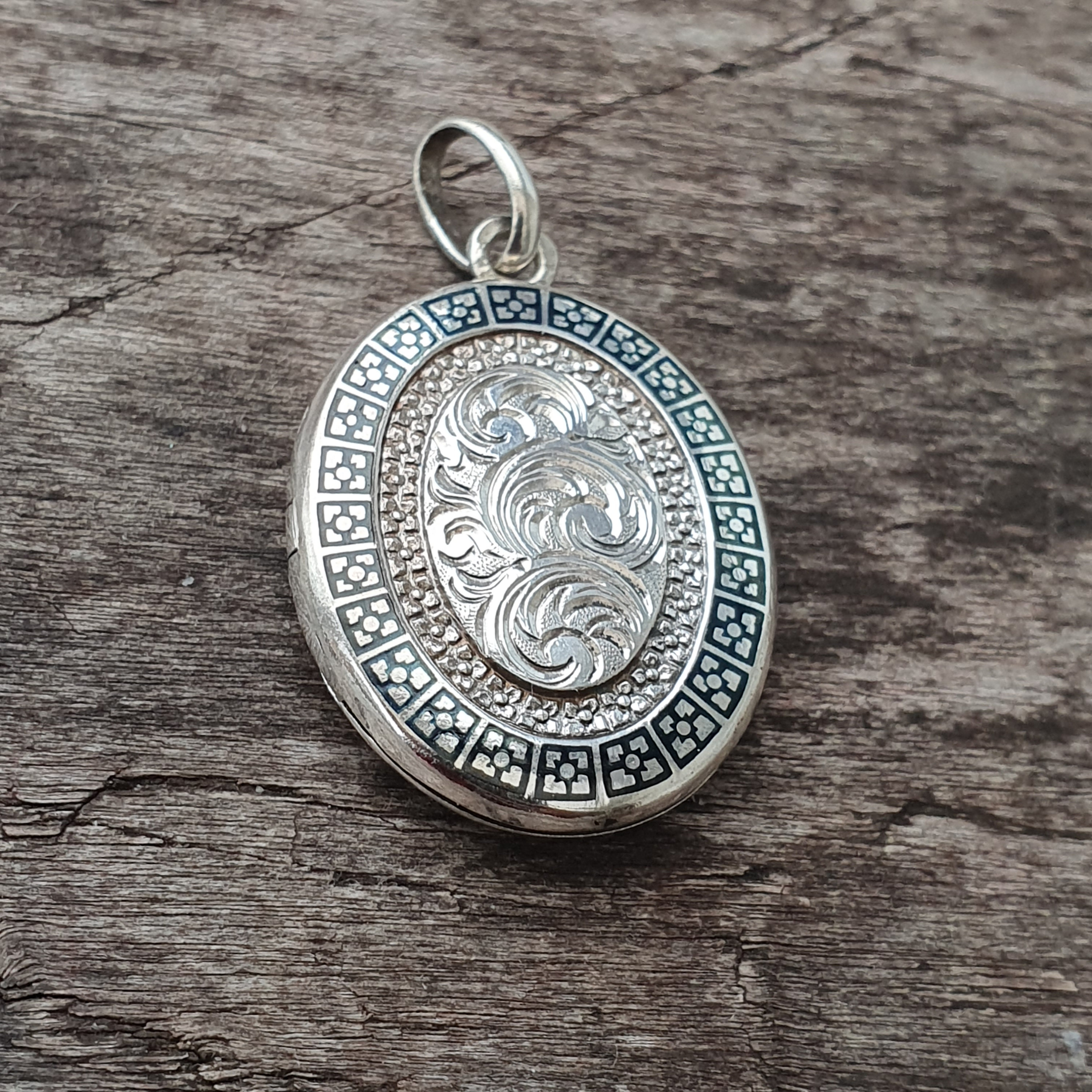 Silver Victorian Lockets: Antique Chased & Engraved Styles