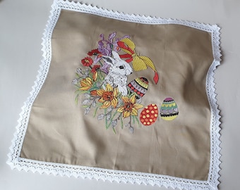 Serviette brodée de Pâques Serviette en coton ukrainien avec œufs et lapin Beige jaune rouge ryshnyk avec dentelle Couverture de panier de Pâques Décor de Pâques
