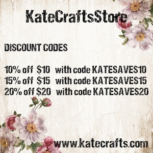 K&ouml;nnte beinhalten: Eine Grafik mit einem floralen Design und Text, der "KateCraftsStore" und "DISCOUNT CODES" lautet. Die Grafik listet Rabattcodes f&uuml;r 10%, 15% und 20% Rabatt mit entsprechenden Dollarbetr&auml;gen und Code-Namen auf. Die Grafik enth&auml;lt auch die Website-Adresse "www.katecrafts.com".