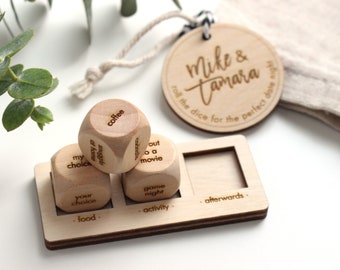 Dados de noche de cita personalizados - Regalo del quinto aniversario - Dados grabados de madera personalizados - Regalo de boda de compromiso Día de San Valentín