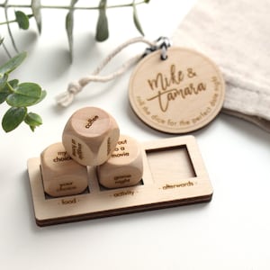 Dados de noche de cita personalizados - Regalo del quinto aniversario - Dados grabados de madera personalizados - Regalo de boda de compromiso Día de San Valentín