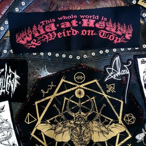 Parche trasero "Top Rocker" de Wild at Heart: Moda punk estampada a mano