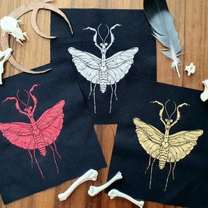 opnaaibare patch PRAYING MANTIS: Wit, Rood of GOUD zeefdruk punk patch goth mode insect bug patch entomologie patch metaal griezelig