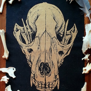 Parche trasero para coser ~ CALAVERA DE MAPACHE ~ Moda punk, algodón ligero estampado a mano ~ Blanco, dorado o rojo