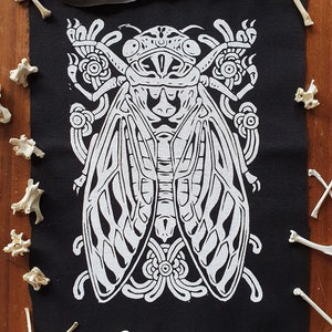 Opnaaibare patch CICADA GUARDIAN: zwart/rood/wit ~witch,indie,punk,goth fashion,heavy metal,insect,crustpunk,wicca,wildlife,patchjack