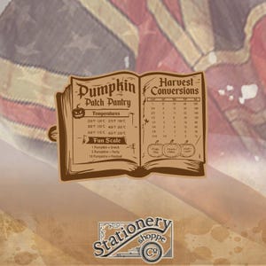 Puede incluir: Un letrero marrón en forma de libro abierto con el texto "Pumpkin Patch Pantry" y "Harvest Conversions". El letrero incluye conversiones de temperatura, una escala divertida y un logotipo de "Stationery Shoppe Co."