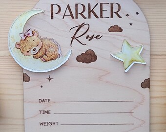Personalisiertes Baby Mädchen Geburtsankündigungsschild: Schlafendes Bären Mädchen, Stern Thema
