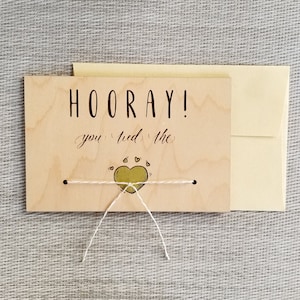 Hourra, vous avez fait le noeud -- carte de mariage -- carte en bois -- découpée au laser -- coeur en or -- cadeau unique