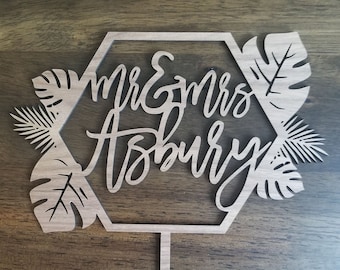 Personalisierte Mr Mrs Nachname Tortenstecker: Tropisches Monstera Holz Sechseck