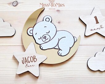 Personalisierte Teddybär Mond Meilenstein Zeichen | Baby-Ankündigung mit Sternen aus Ahornholz