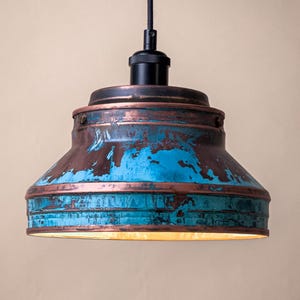 Suspension faite main en cuivre patiné, éclairage de ferme industriel