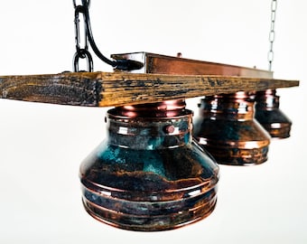 Lampe à suspension industrielle rustique patinée faite main, éclairage en bois de récupération