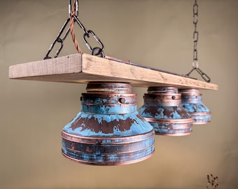 Lustre industriel fait main avec abat-jour patinés - Luminaire en bois de récupération