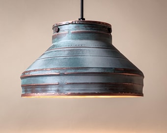 Luminaire suspendu industriel en cuivre patiné - Éclairage rustique artisanal pour des intérieurs uniques