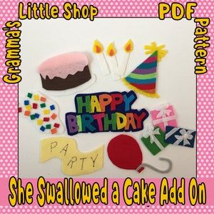 Peut inclure: Pièces de patron d'applique en feutre pour un projet d'artisanat sur le thème "Elle a avalé un gâteau". Les pièces comprennent un gâteau, des bougies, un chapeau de fête, une bannière qui dit "Joyeux anniversaire", une bannière de fête, des cadeaux, un ballon et des confettis. Le patron est disponible en téléchargement PDF.