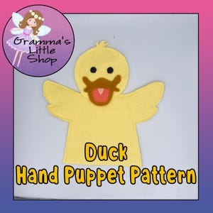 Peut inclure: Une marionnette de main en feutre jaune en forme de canard avec un bec brun, une langue orange et des yeux noirs. La marionnette dit "Duck Hand Puppet Pattern".