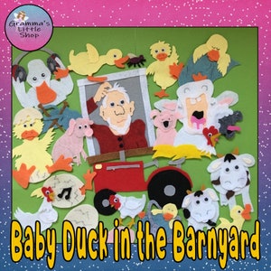 Peut inclure: Scène de tableau de feutre avec le texte "Baby Duck in the Barnyard". La scène présente divers animaux de la ferme en feutre, dont des canards, des cochons, des vaches et un coq, ainsi qu'un fermier et un tracteur.