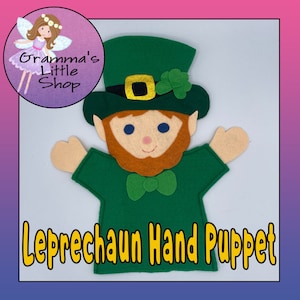 Op de afbeelding: Een groene vilt leprechaun handpop met een groene hoed, een gouden gesp en een klavertje vier. De pop heeft een rode baard, een groene strik en een vriendelijk gezicht.
