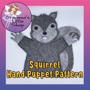 Op de afbeelding: Grijs vilten handpop patroon van een eekhoorn. Het patroon bevat een hoofd, een lichaam en twee armen. De pop is ontworpen om te worden genaaid. "Squirrel Hand Puppet Pattern" staat in gele letters onderaan de afbeelding.
