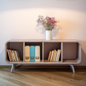 Open kast, open zijbord van natuurlijk hout. Boekenkast, boekenplanken, wandrek, plank van massief eiken, opbergruimte voor thuis