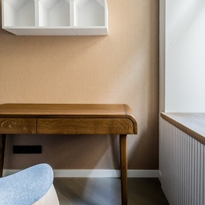 Peut inclure: Un bureau en bois avec deux tiroirs et une étagère blanche avec trois compartiments au-dessus. Le bureau est dans une pièce avec un mur brun clair et une fenêtre blanche.
