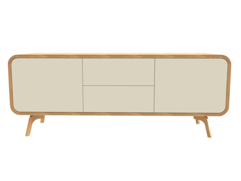 Puede incluir: Una consola de medios de madera clara con tres cajones y bordes redondeados. Los cajones son de color beige claro y la consola tiene cuatro patas.