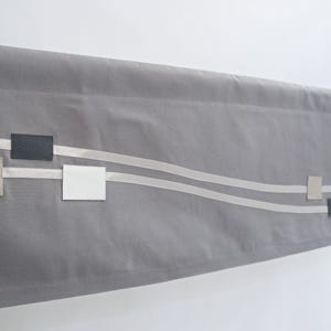 Cantonnière grise - cantonnière moderne pour salon, décoration de fenêtre géométrique, minimaliste, contemporaine noir blanc, personnalisée.