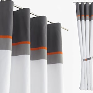 Puede incluir: Cortinas grises y blancas a rayas con una fina franja naranja. Las cortinas están colgadas de una barra de cortina plateada.