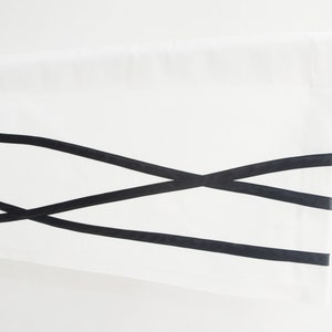 Peut inclure: Rideau blanc avec un motif abstrait noir le long du bord inférieur.