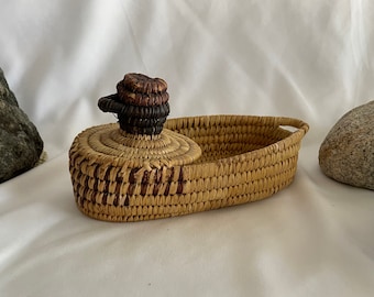 Authentic Tohono Oʼodham Duck Basket Yucca Devils Claw 1950s