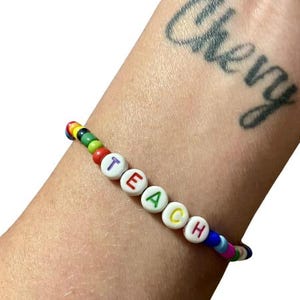 Lehrer Wertschätzung Geschenk Armband, TEACH und INSPIRE Regenbogen farbige Perlen Stretch Armband-Custom Name-Regenbogen Farben