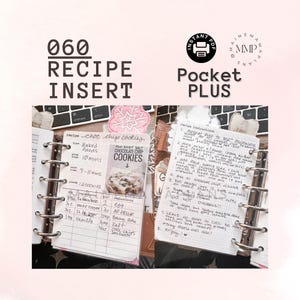 Puede incluir: Un primer plano de una inserción de receta para galletas de chocolate. La receta está escrita en una pequeña libreta con un diseño floral rosa y blanco. La receta incluye ingredientes como harina, azúcar, bicarbonato de sodio, sal y chispas de chocolate. La receta también incluye instrucciones para hornear las galletas.