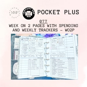 Può includere: Un'immagine ravvicinata di un planner settimanale con un design in bianco e nero. Il planner è aperto su una settimana su due pagine con tracciamento delle spese e settimanale. Il planner è etichettato "Pocket Plus 077".
