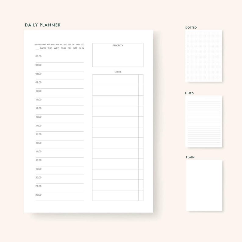 Pu&ograve; includere: Un'agenda giornaliera bianca con la scritta "DAILY PLANNER" in alto. L'agenda include sezioni per l'ora, la priorit&agrave; e i compiti. Sono mostrati anche tre blocchi note pi&ugrave; piccoli con pagine a puntini, a righe e bianche.