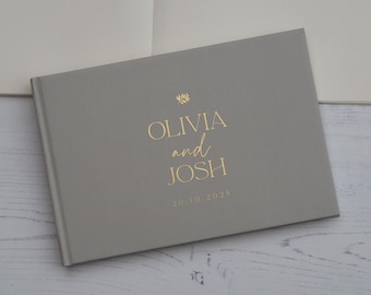 Libro degli ospiti personalizzato per matrimoni: copertina rigida con caratteri moderni e grazie, si apre completamente.