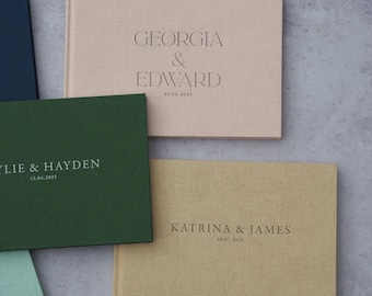 Puede incluir: Tres libros de visitas de diferentes colores con los nombres de las parejas y sus fechas de boda. Los libros son verde, beige y rosa. El texto está en una fuente minimalista.