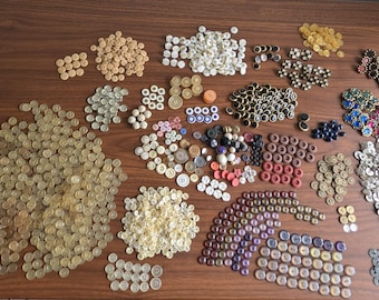 Vintage buttons more than 1,800 or 2.4 pounds plastic and metallic